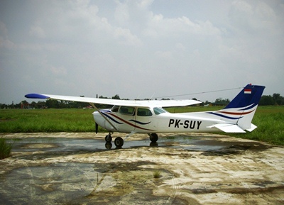 Pesawatnya sedang diparkir di Pondok Cabe Airstrip
