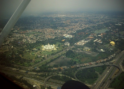 Mendekati bandar udara Halim Perdana Kusumah