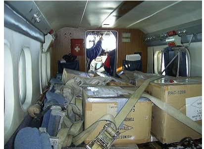Kompartemen kelas A. Sumber: wikimedia: Cargo_loaded_ aboard_a_Twin_Otter.jpg