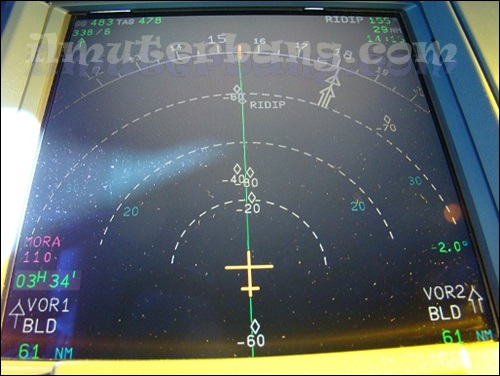 Bisakah anda menemukan 6 pesawat/traffic yang ditampilkan di layar Navigation Display ini? Berapa perbedaan ketinggian pesawat-pesawat tersebut dengan pesawat ini?